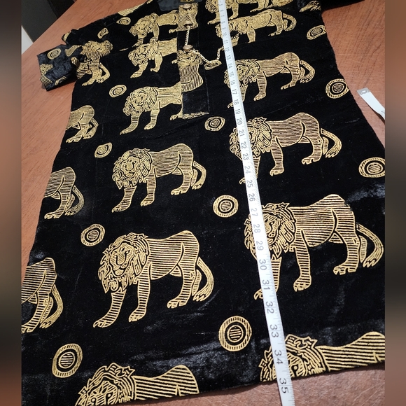 Seyimark Elegant Black and Gold Lion Print Men's Top - Picture 7 of 12